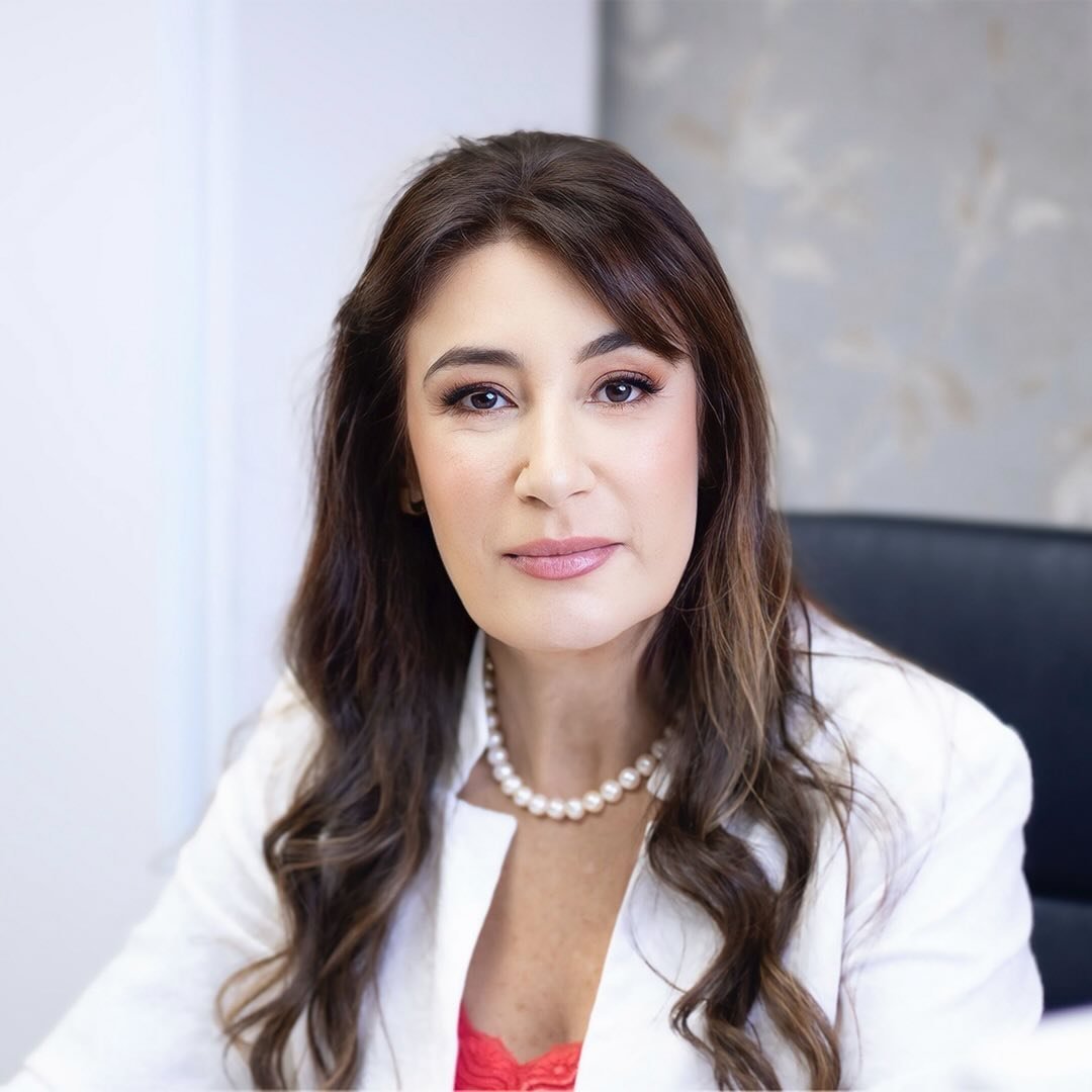 Médica angiologista em consulta vascular com paciente na Clínica CDV